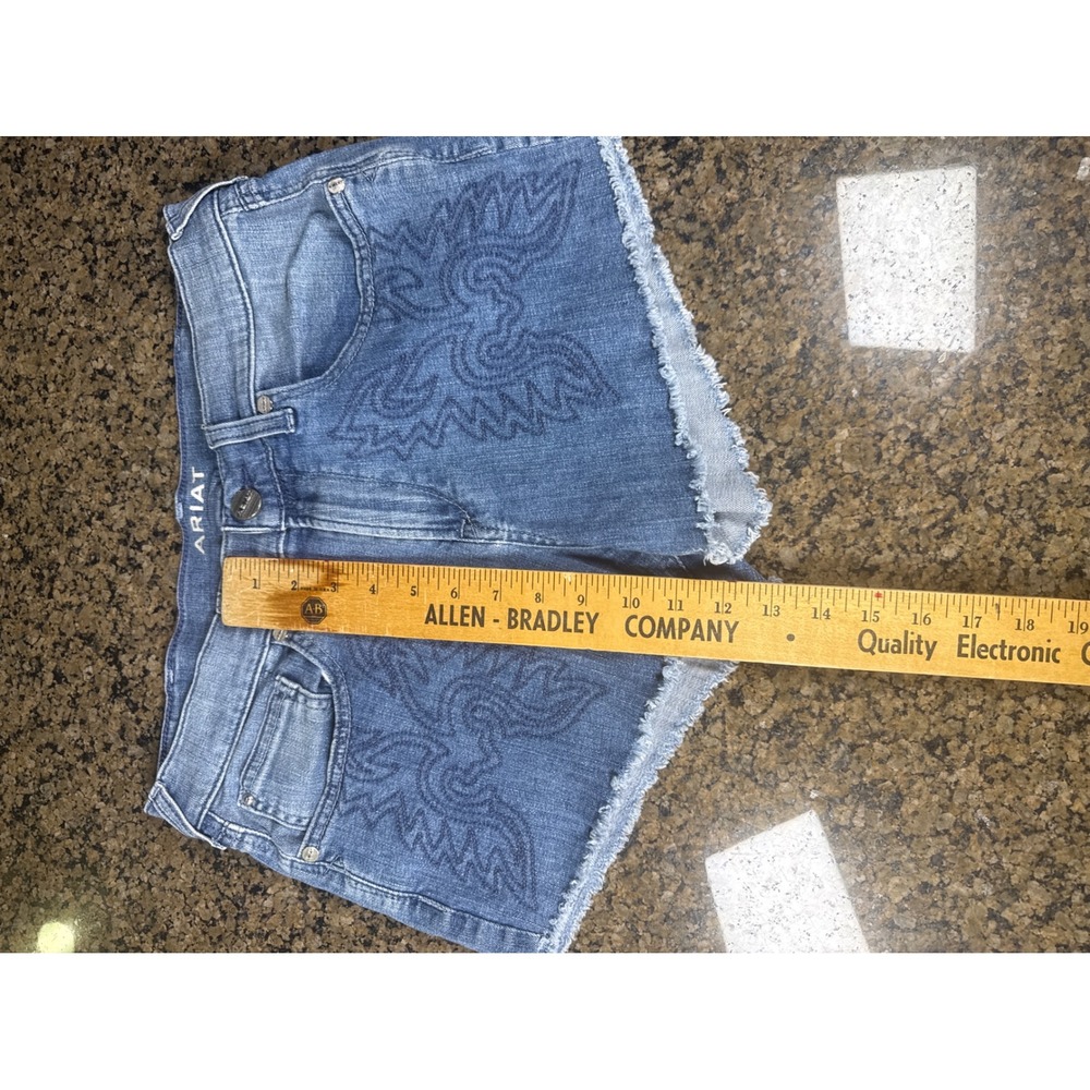 Ariat Perfect Rise Boyfriend Embroidered Denim Shorts Light Wash Size 30R - Picture 2 of 6